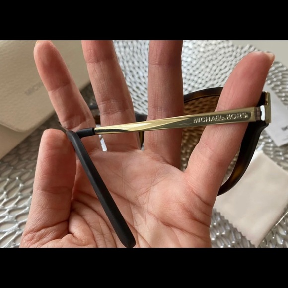 Like New Michael Kors sunglasses - Picture 4 of 5